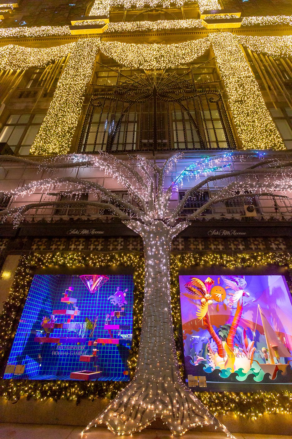Saks-22.jpg A photo of Saks Fifth Avenue's 2021 holiday window display