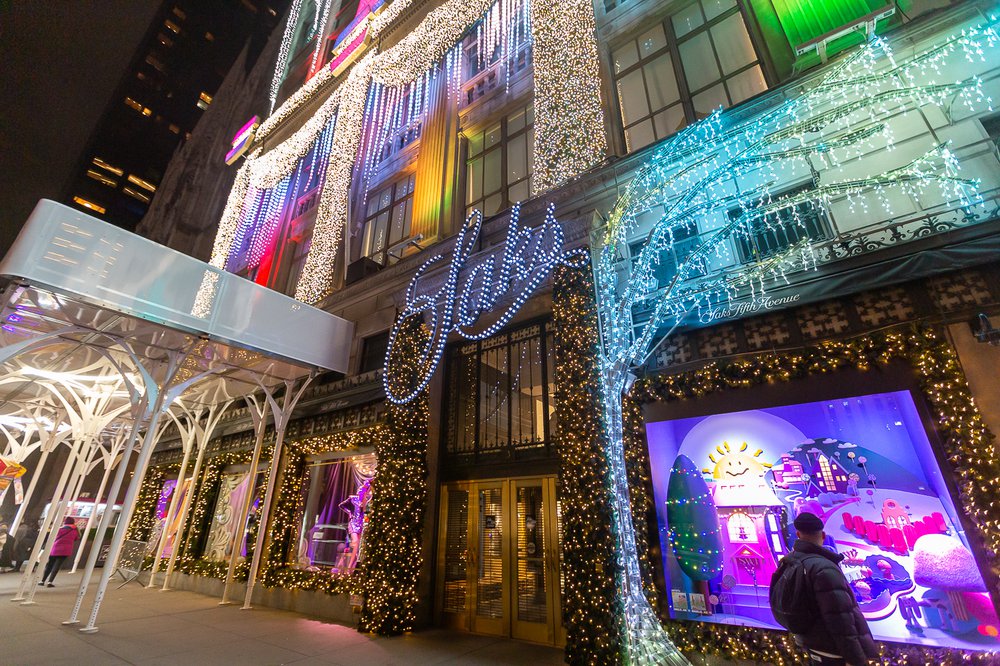 Saks-24.jpg A photo of Saks Fifth Avenue's 2021 holiday window display