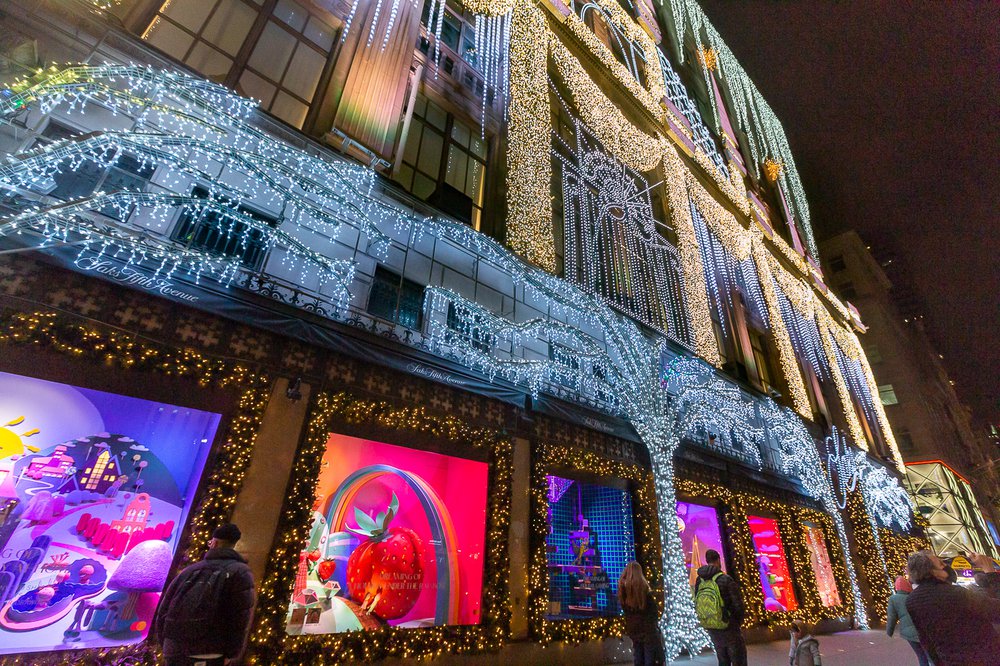Saks-25.jpg A photo of Saks Fifth Avenue's 2021 holiday window display