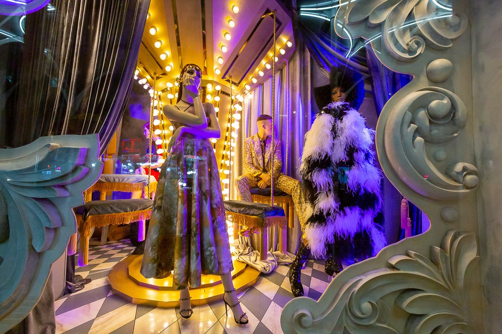 Saks-28.jpg A photo of Saks Fifth Avenue's 2021 holiday window display