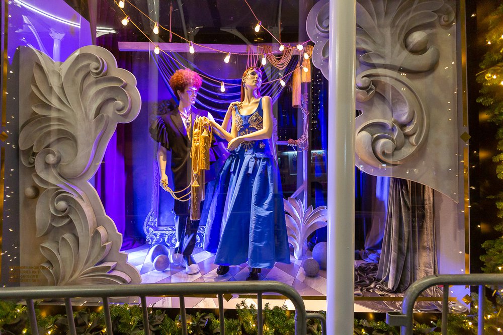 Saks-32.jpg A photo of Saks Fifth Avenue's 2021 holiday window display