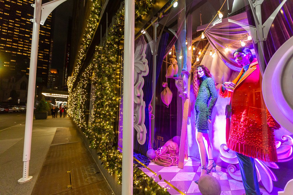 Saks-33.jpg A photo of Saks Fifth Avenue's 2021 holiday window display