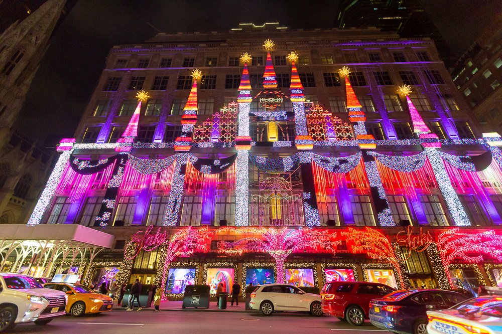 Saks-5.jpg A photo of Saks Fifth Avenue's 2021 holiday window display