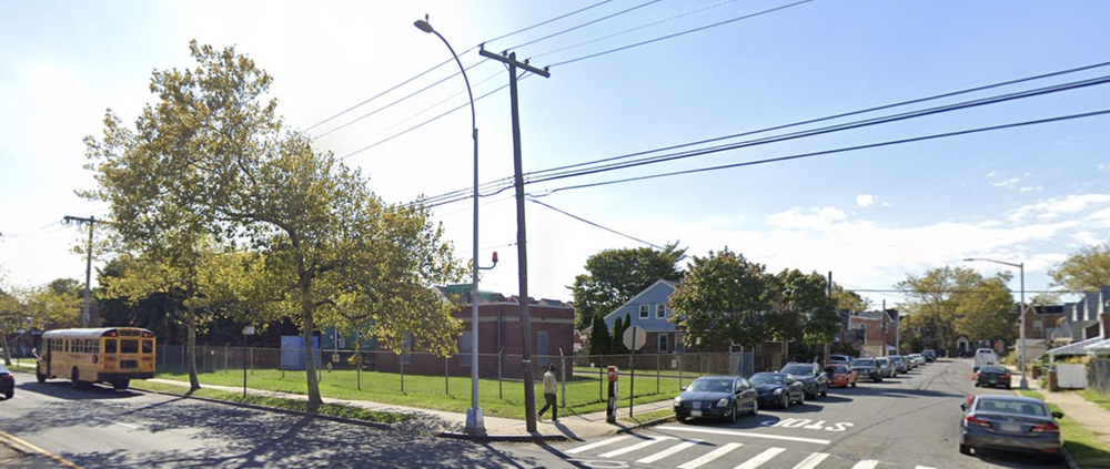 A photo of the intersection in Queens village where a repairman allegedly tried to kidnap a 15-year-old girl.