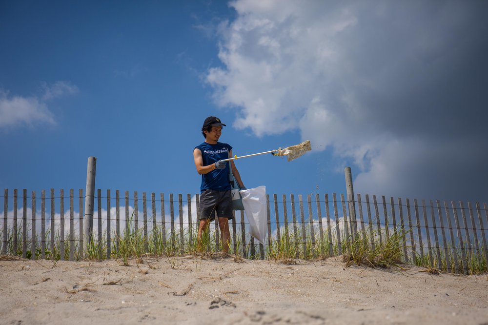 a10722a16parlay-28-jpg.jpeg Collecting trash at Rockaway Beach<br>