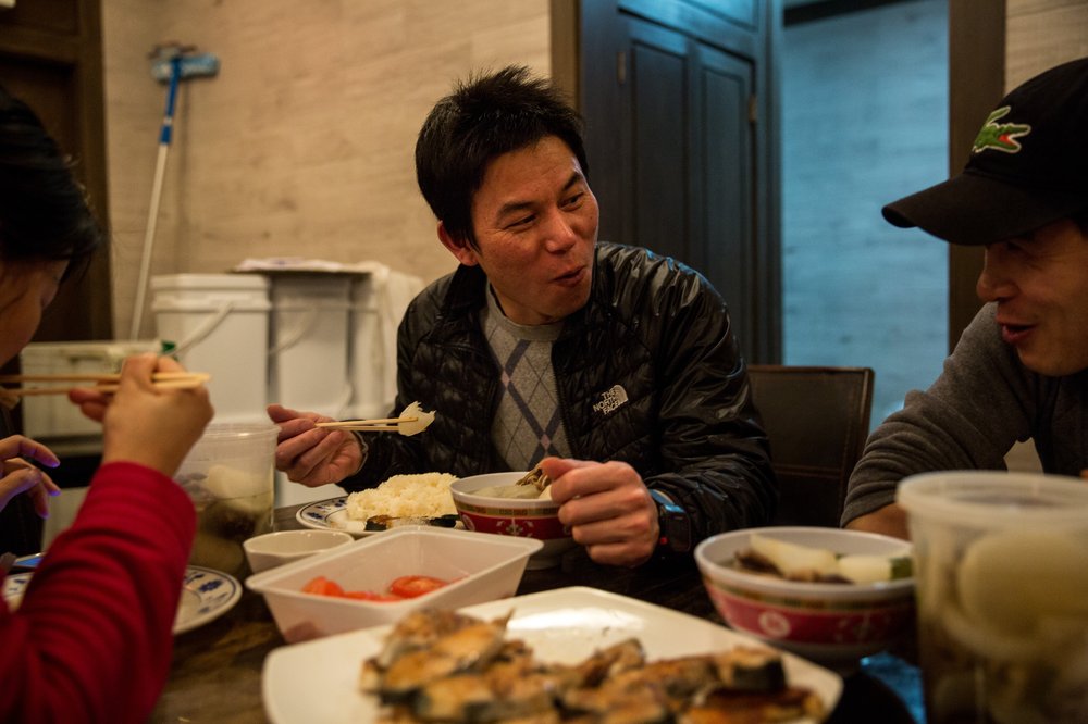 a4b744bc12018-02-04_heinsebikedigital-1-jpg.jpeg Delivery cyclist Dong Shixiang, 39, eats with his colleagues at their Upper West Side restaurant before his shift on Super Bowl Sunday.<br/>