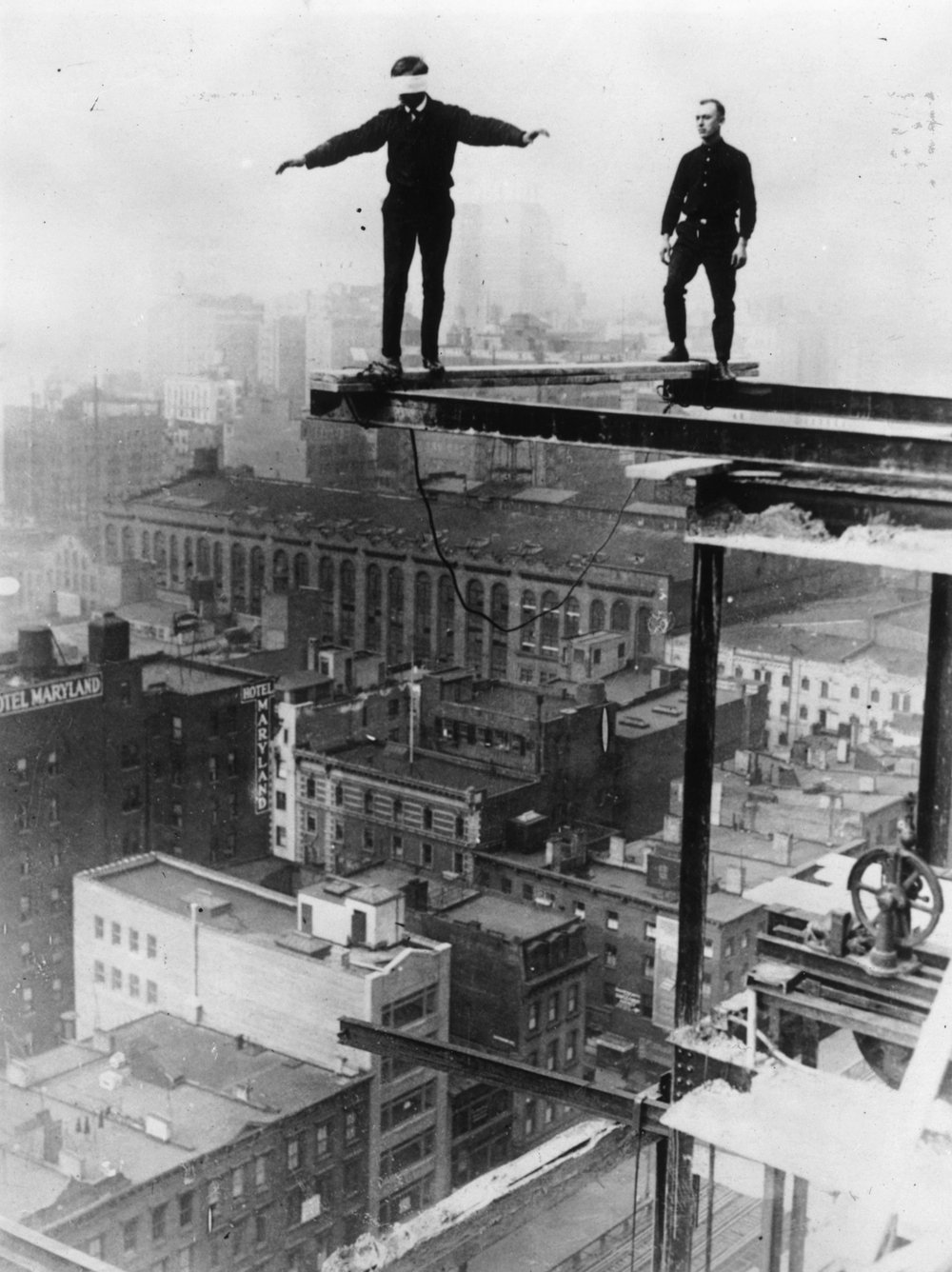 a5561ec37.jpeg An American construction worker walking blindfolded on a construction girder twenty stories high in New York City, 1925.