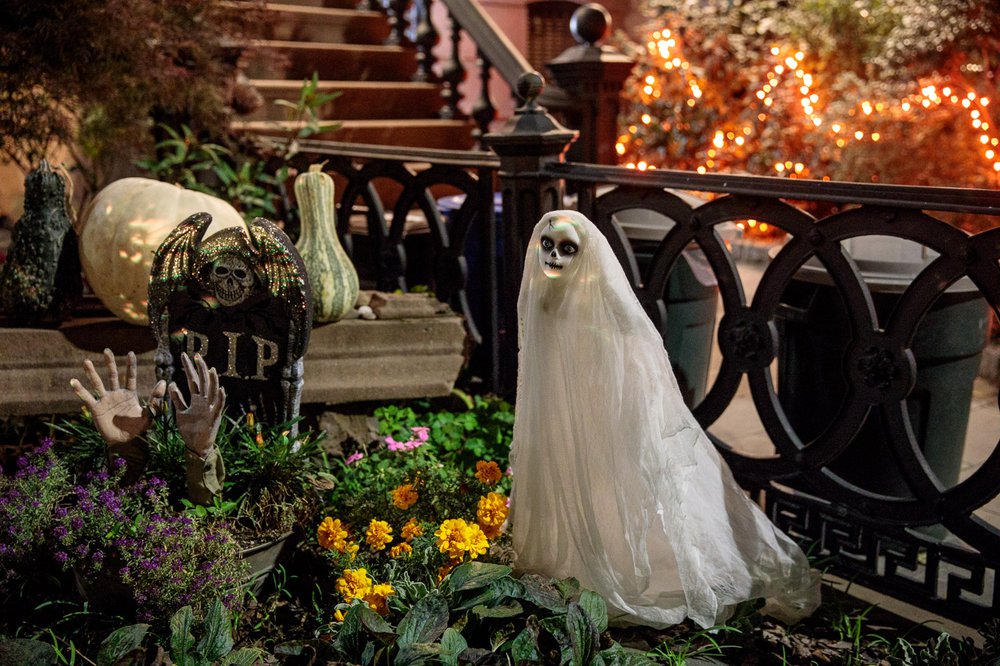 a75a684c0carrollgardenscobblehillhalloweendecorations-00127-jpg.jpeg