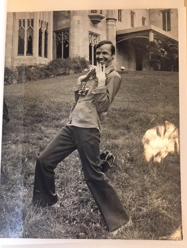 a9a0c30702-bill-cunningham-october-1974-jpg.jpeg Bill Cunningham with camera, October 1974. (New-York Historical Society Library, Melanie Tinnelly Collection of Photographs of or by Bill Cunningham and Toni “Suzette” Cimino)