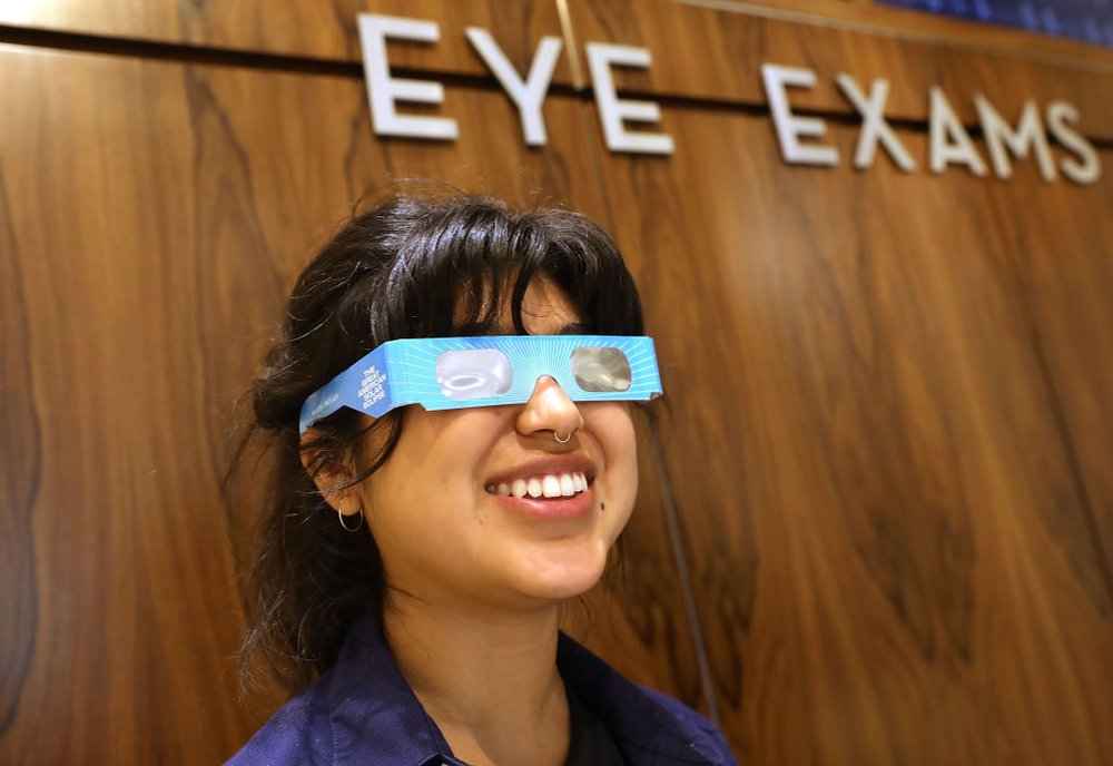 aba7beed4gettyimages-830378050-jpg.jpeg An employee at Warby Parker tries on viewing glasses in NYC<br>