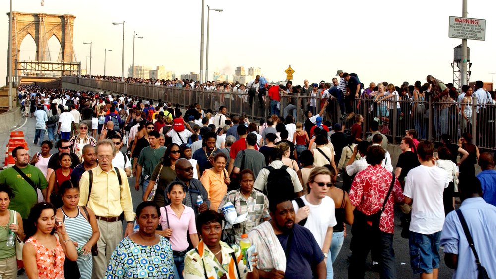 People leave by foot via the Brooklyn Bridge on August 14, 2003 ( Dan Callister/Shutterstock)