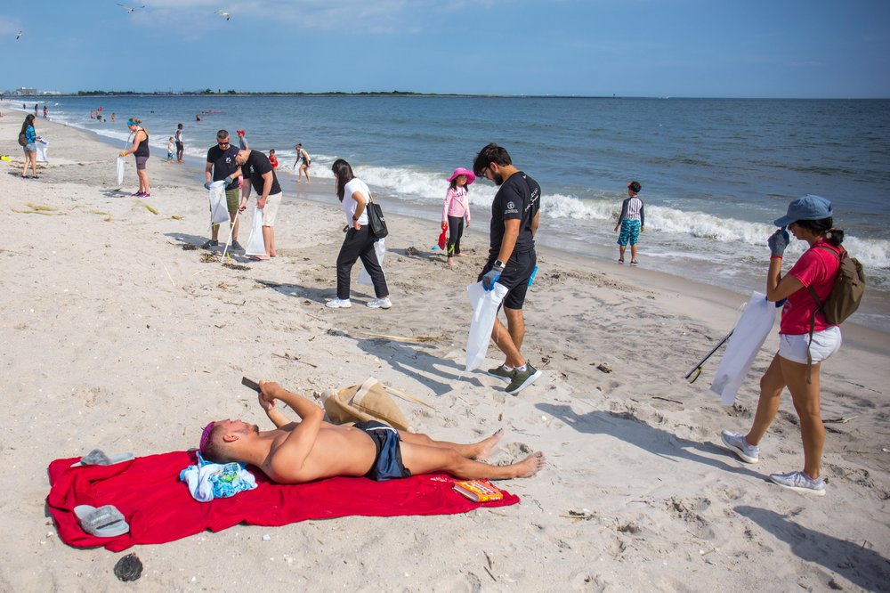 bfe4d7442parlay-44-jpg.jpeg Collecting trash at Rockaway Beach<br>