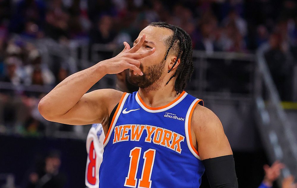 Jalen Brunson kissing his hand