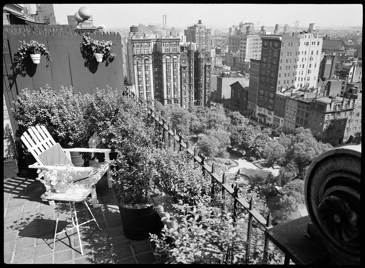 c2b5b67afmn117091-jpg.jpeg View of Gramercy Park from 60 Gramercy Park North. circa 1939. (X2010.7.1.17157)<br/>