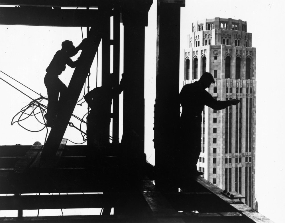 c56fc44a2.jpeg Steel workers at work on the cities service building in New York, with the City Bank in the background, 1925.