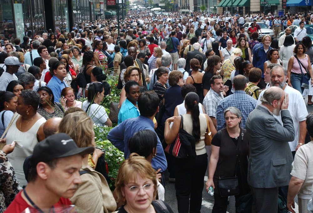 People flood Madison Avenue on August 14, 2003 (LOUIS LANZANO/AP/Shutterstock)