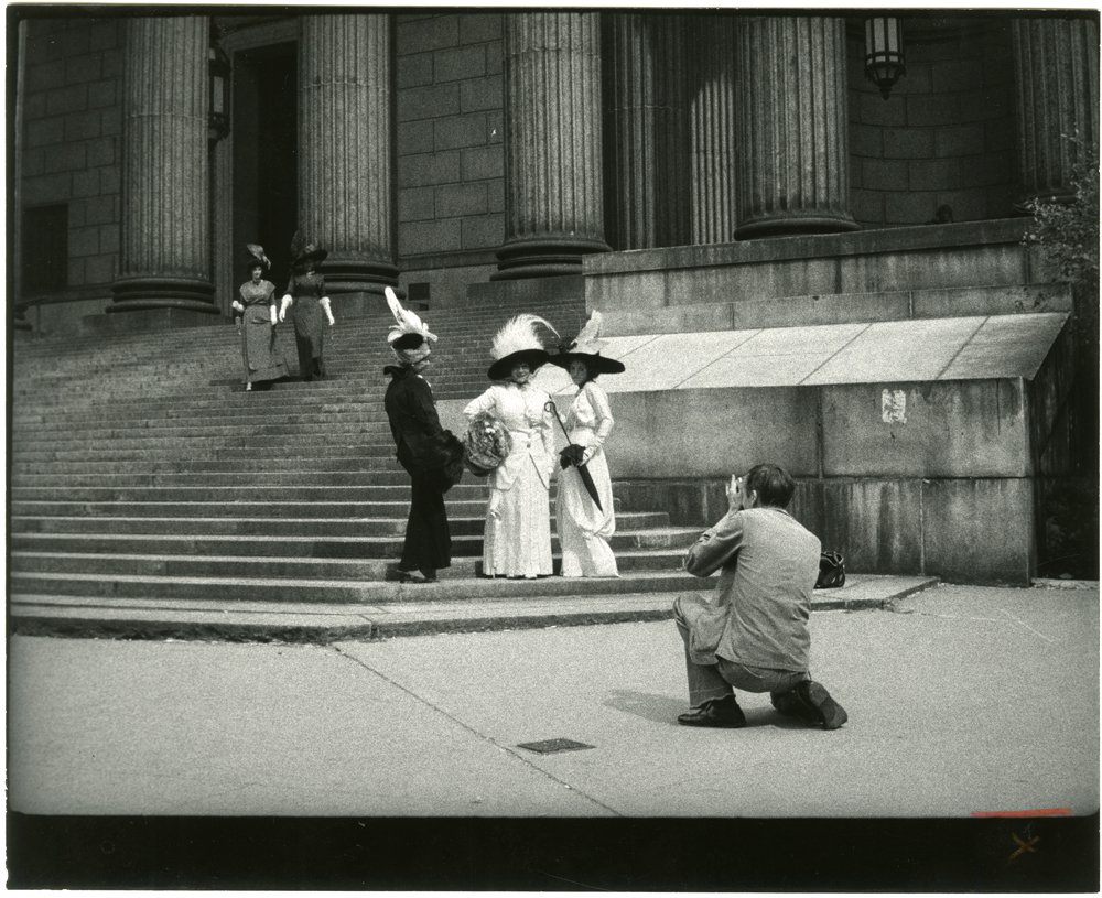 c8525d7ef5-cunninghammodelsnycocourthouse-jpg.jpeg Bill Cunningham photographing five models, ca. 1968−76. (New-York Historical Society Library, Gift of Bill Cunningham)
