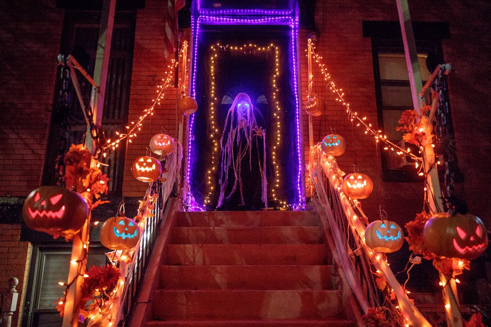 c8e039f67carrollgardenscobblehillhalloweendecorations-00108-jpg.jpeg