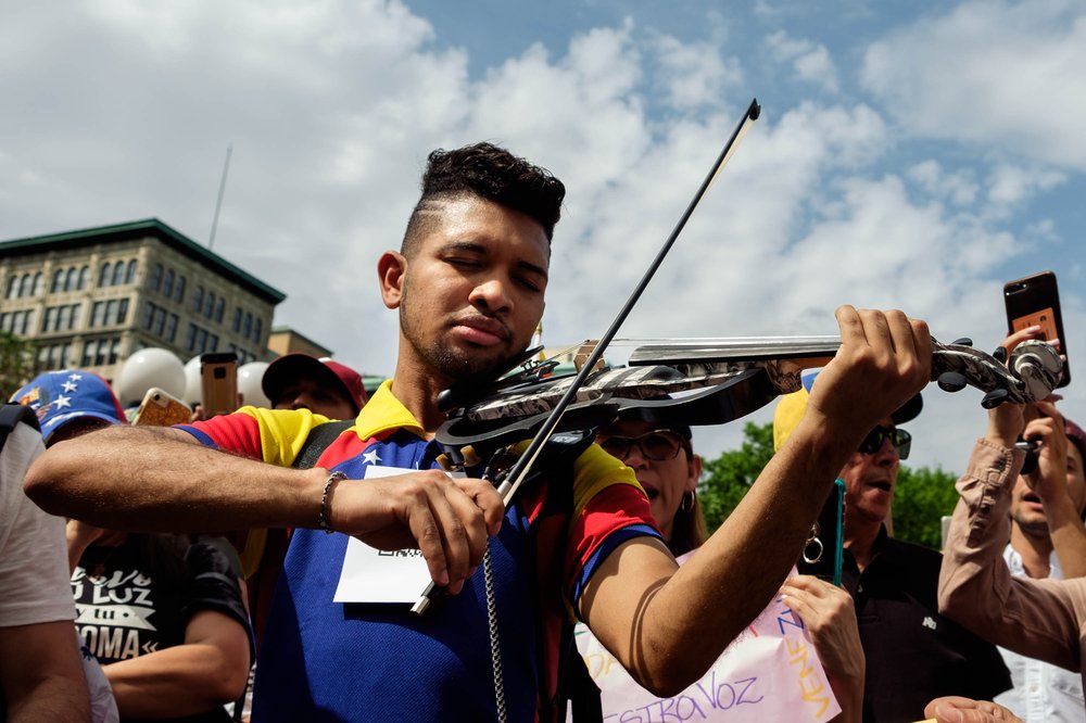 ca6c05c70vincenti_180520_protesta_2531-jpg.jpeg Wuilly Arteaga, 24, now famous for playing his violin in the middle of Venezuela's deadly protests last year against President Nicolas Maduro. He said he got to New York after being tortured for his role at the protests. During the rally at Union Square in support of Venezuela, he played the National Anthem.</br>