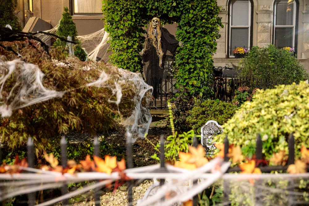 d24f0b451carrollgardenscobblehillhalloweendecorations-00102-jpg.jpeg