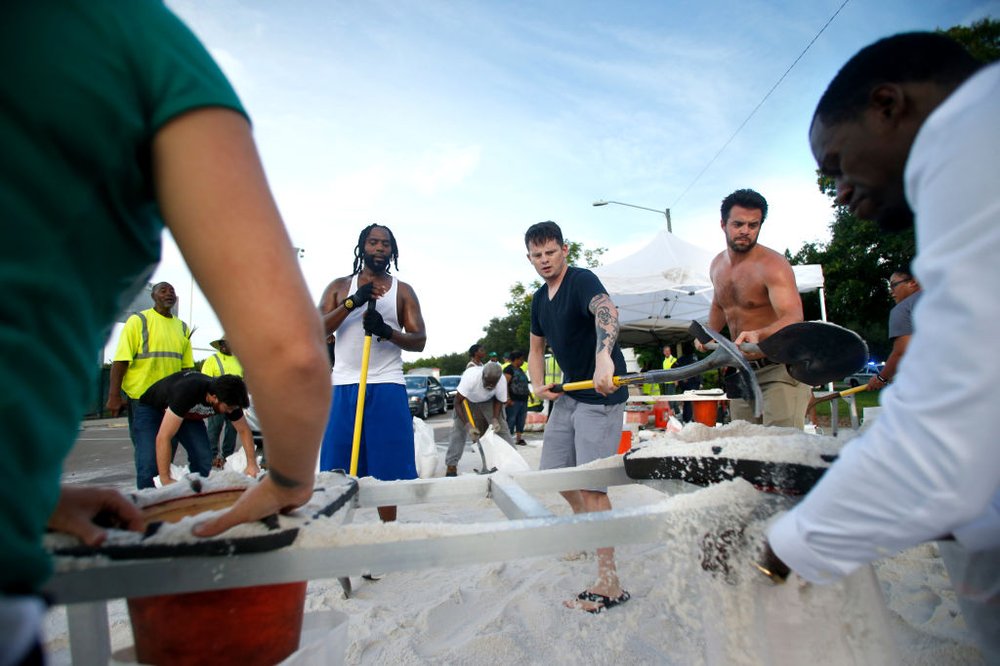 d2b8d6bfbgettyimages-843070324-jpg.jpeg Residents and municipal employees work together to fill sandbags at Bartlett Park as residents in the area gather supplies and prepare ahead of Hurricane Irma on September 05, 2017 in St. Petersburg, Florida. (Getty Images)