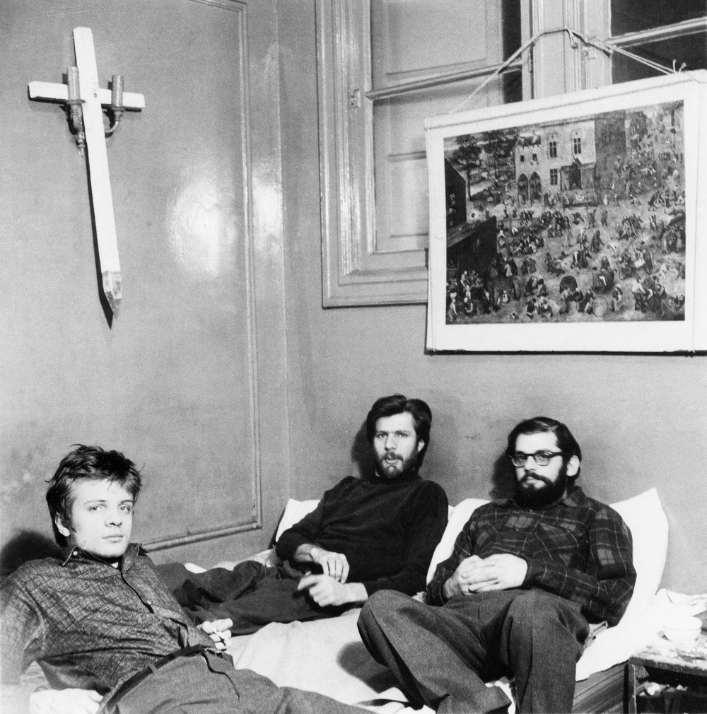 d2c9980d9fredwmcdarrah_p058-jpg.jpeg Allen Ginsberg, his longtime companion Peter Orlovsky, and Orlovsky’s brother Lafcadio relax in their apartment at 170 East Second Street, January 9, 1960<br/>