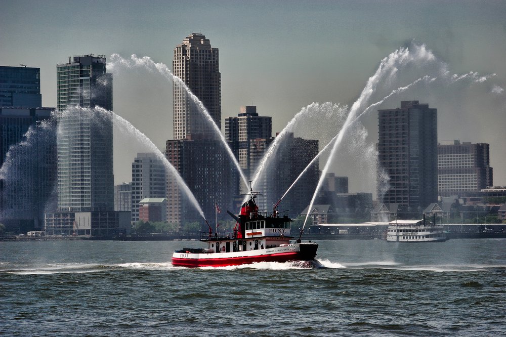 d2f6a99cefleetweekcannons-jpg.jpeg Alan Strachey / Flickr