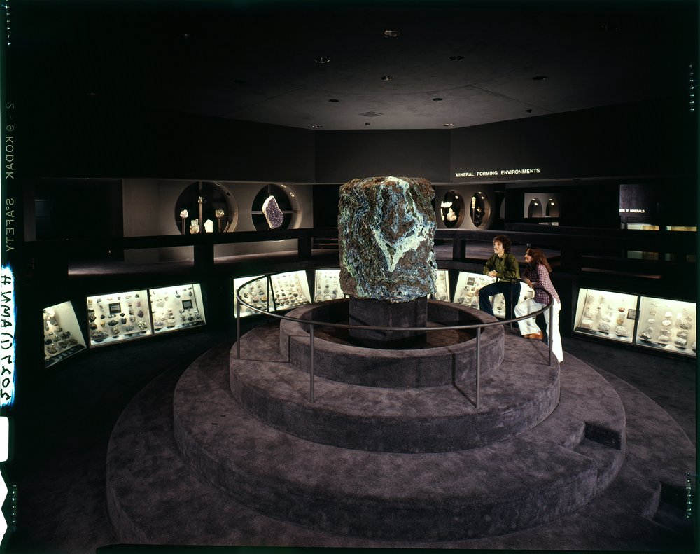 d3970c97f8a-visitors-in-minerals-hall_1976-jpg.jpeg Visitors in Minerals Hall, 1976. (© AMNH Library)
