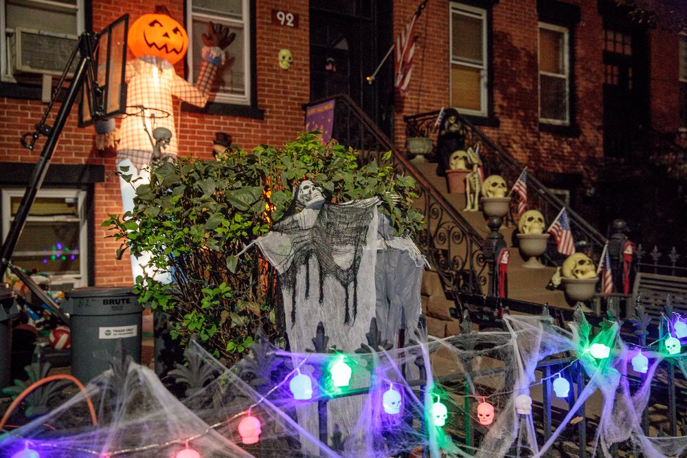 d72a2e12bcarrollgardenscobblehillhalloweendecorations-00112-jpg.jpeg