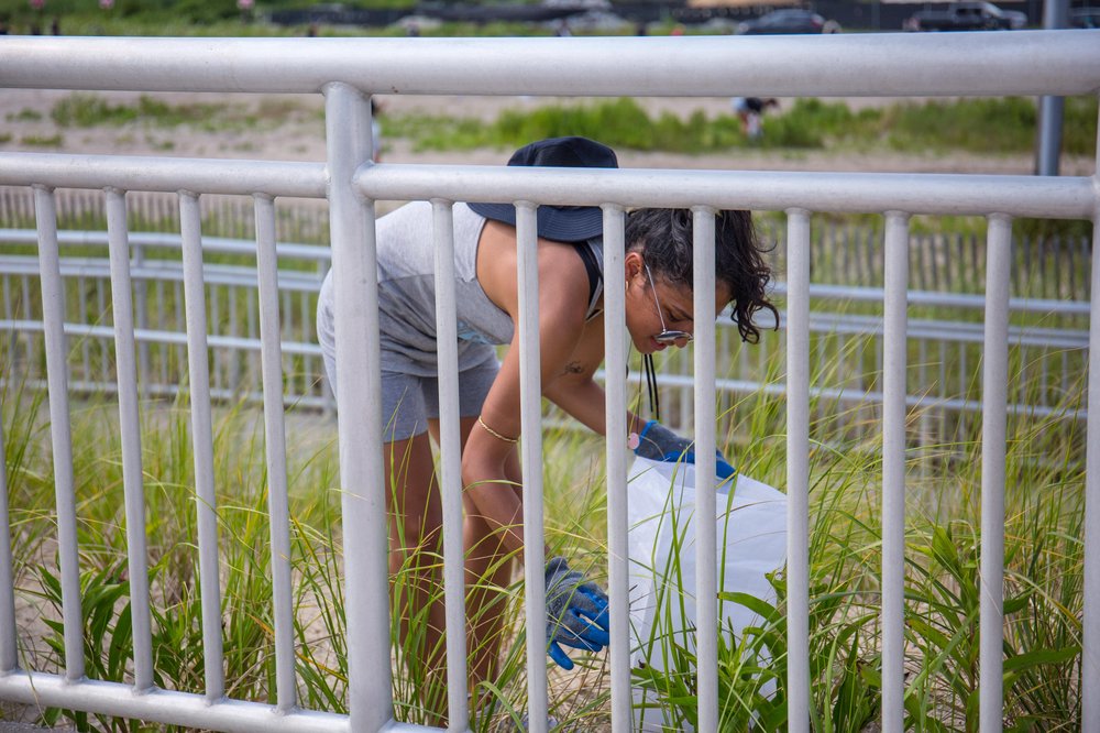 d85428203parlay-46-jpg.jpeg Collecting trash at Rockaway Beach<br>