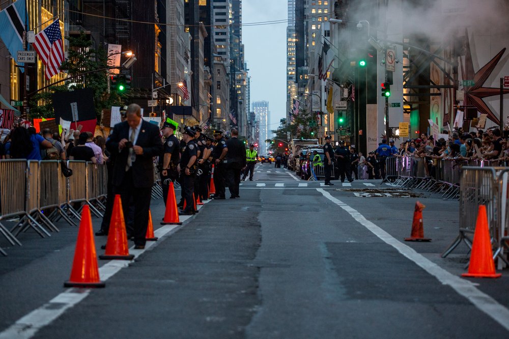d9ca4055e081317trumptowerprotest-20-jpg.jpeg Using barricades, cones, and lines of uniformed officers, the NYPD and Secret Service cleared an open path on 5th Avenue Monday night.</br>