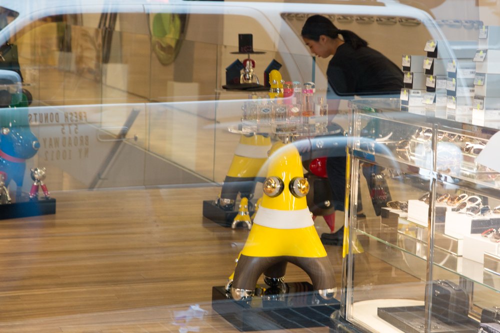 da260b48dprada-jpg.jpeg Prada employee removing items on December 14 (Jennifer Hsu / Gothamist)