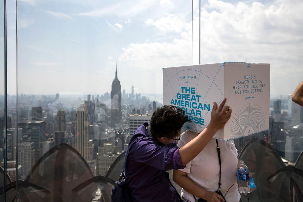 db5d8e5cegettyimages-836317806-jpg.jpeg At Top of the Rock at Rockefeller Center (Getty Images)