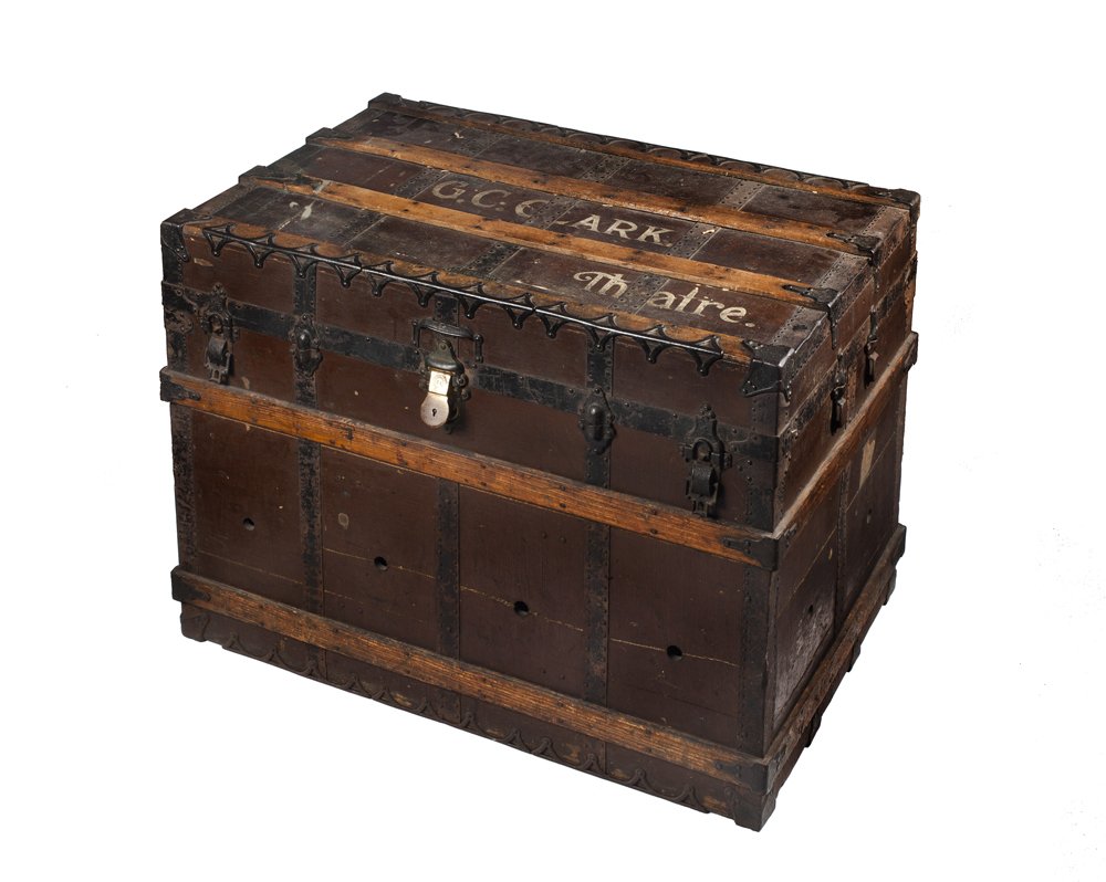 de5a2846d2-houdini_metamorphosistrunk-jpg.jpeg Harry Houdini’s Metamorphosis Trunk, ca. 1900. Copperfield Collection. (Photo: Glenn Castellano)