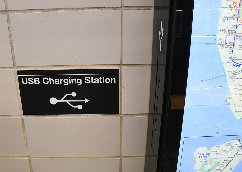 e58e5ec4b36965175691_322d504bb9_b-jpg.jpeg USB Charging Station (Patrick Cashin / MTA)