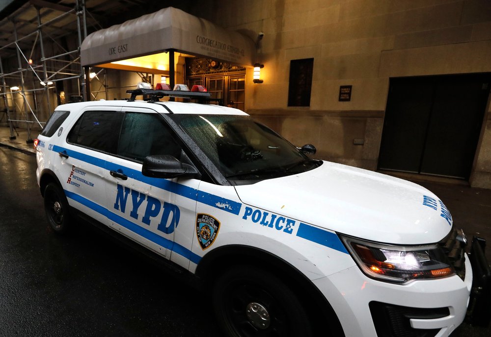 e74119066shutterstock_9946510c-jpg.jpeg An NYPD vehicle outside Temple Emanu-El (PETER FOLEY/EPA-EFE/Shutterstock)