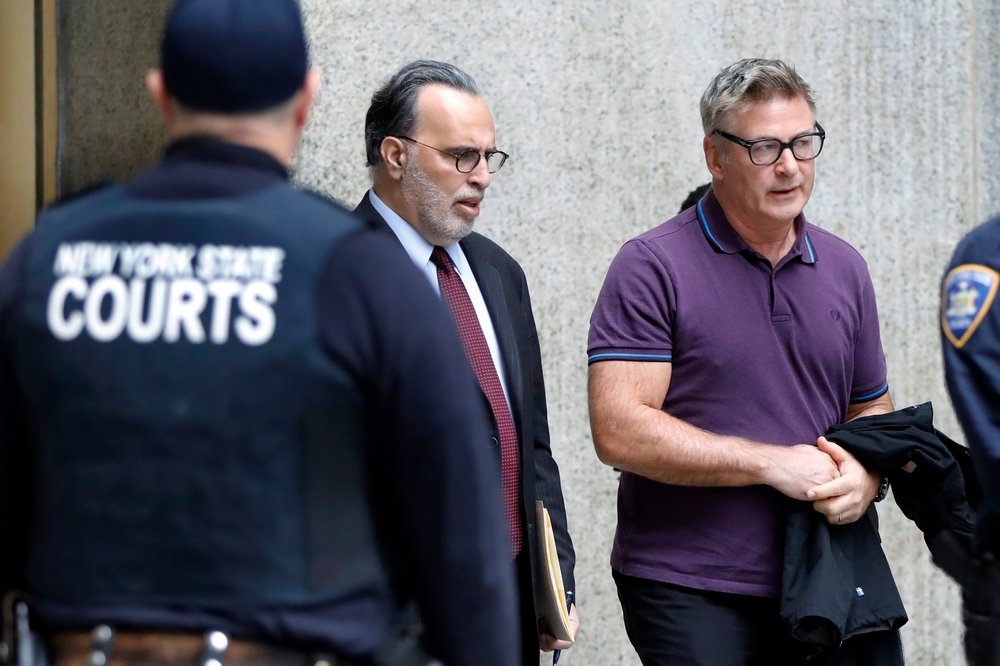 e7667552dshutterstock_9993098a-jpg.jpeg GET THAT LOOK! Alec Baldwin leaving court with his attorney Alan Abelson<br>