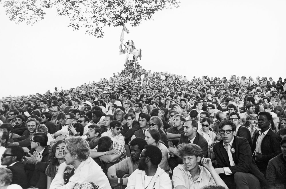 e9ab94f0afredwmcdarrah_p172-jpg.jpeg A crowd of demonstrators in Chicago’s Grant Park during the Democratic National Convention, sitting around a hill topped by a statue of Union General John Logan, August 27, 1968<br/>