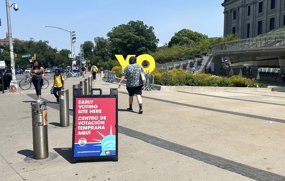 A sign reads "EARLY VOTING SITE HERE / CENTRO DE VOTACIÓN TEMPRANA AQUÍ" outside the Brooklyn Museum in Brooklyn, New York
