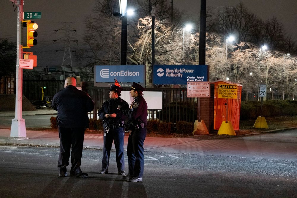 eecbc7a6eshutterstock_10042394b-jpg.jpeg Police outside the Con Edison substation in Astoria (Craig Ruttle/AP/Shutterstock)