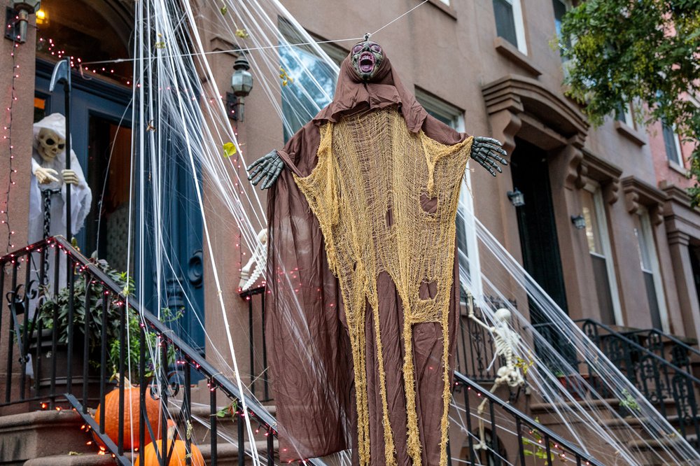 f261eb77acarrollgardenscobblehillhalloweendecorations-60-jpg.jpeg