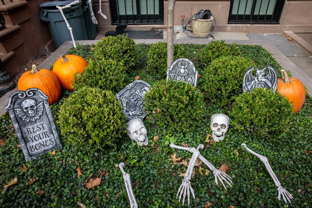 f3068f2d5carrollgardenscobblehillhalloweendecorations-14-jpg.jpeg