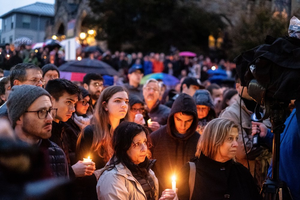 f5fa82c3bshutterstock_9946726b-jpg.jpeg A vigil in Pittsburgh ( Aaron Jackendoff/SOPA Images/Shutterstock)