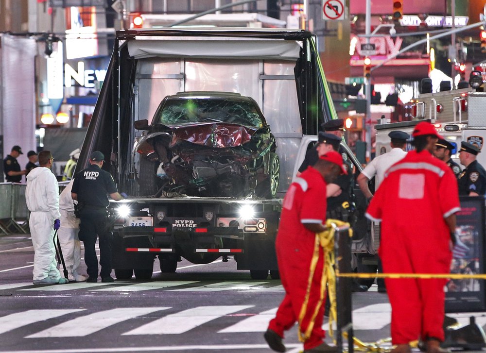 f6ead64b2times-square-crash_chun-1-jpg.jpeg (AP)