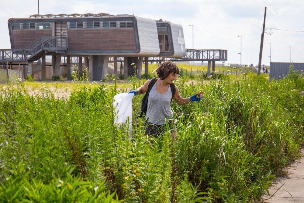 fc4e5fa19parlay-54-jpg.jpeg Collecting trash at Rockaway Beach<br>