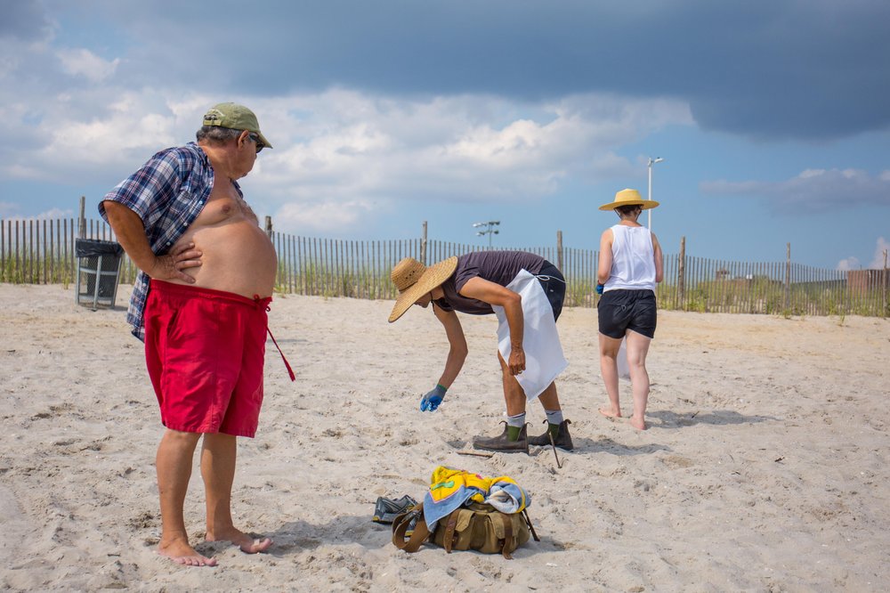 fc5fdd2f0parlay-43-jpg.jpeg Collecting trash at Rockaway Beach<br>