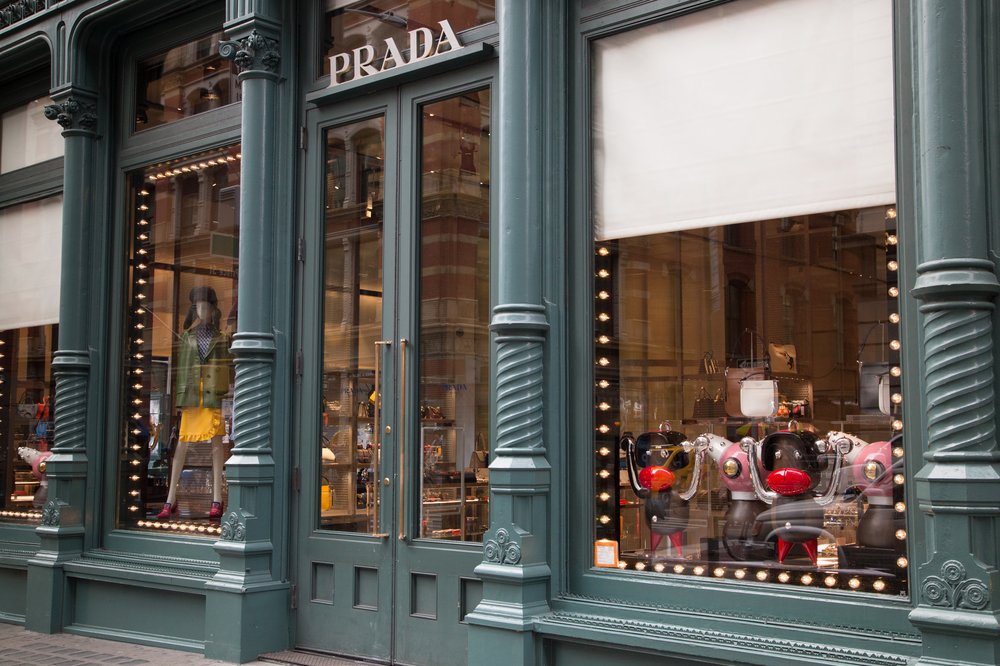 fc6625d0bprada6-jpg.jpeg The blinds are lowered as employees remove the display on Friday, December 14 (Jennifer Hsu / Gothamist)