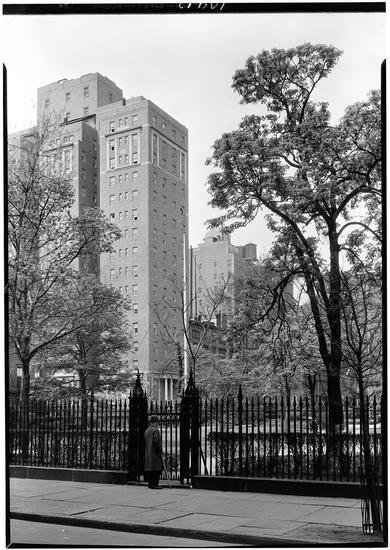 fc8000bd2looking-southwest-toward-18-gramercy-park-south-1929-mcny-88-1-1-669-jpg.jpeg Looking southwest toward 18 Gramercy Park South, 1929. (88.1.1.669)<br/>