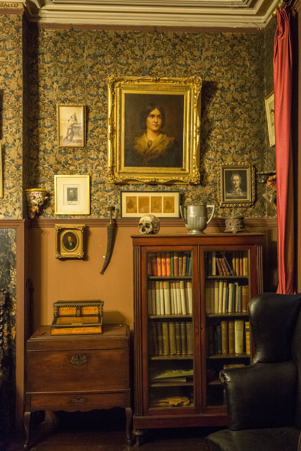 fee5381ec.jpeg The skull on the bookshelf belonged to a criminal who bequeathed his skull to Booth to perform with during Hamlet<br>