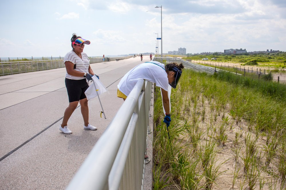 fffd1642bparlay-16-jpg.jpeg Collecting trash at Rockaway Beach<br>